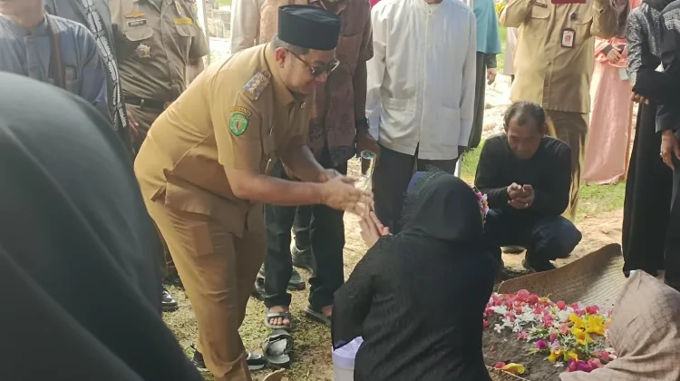 Mudyat Noor Antar Jenazah Mantan Wabup PPU Mustaqim MZ