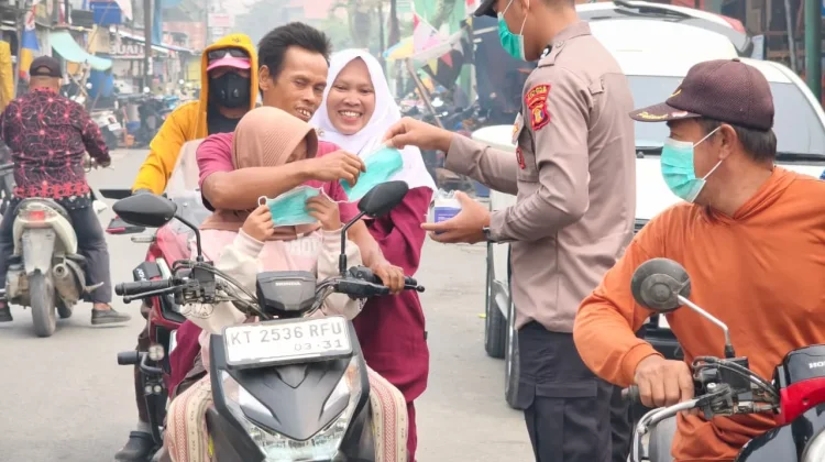 Polsek dan Puskesmas Sangkulirang Bagikan Masker Antisipasi Kabut Asap