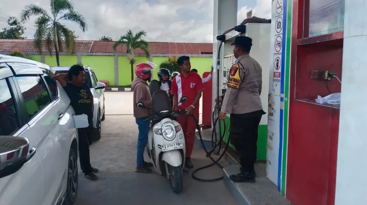 Polisi Pantau SPBU Sangatta, Antisipasi Antrean dan Praktik Pengetapan BBM