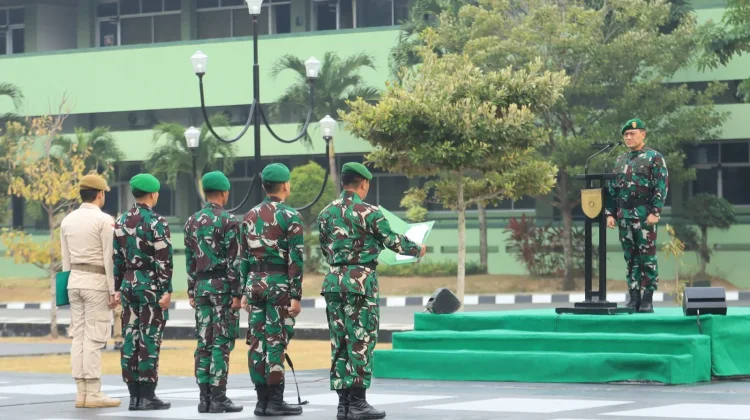 Pangdam VI/Mulawarman Lepas Ribuan Prajurit dan Siagakan Satgas Karhutla