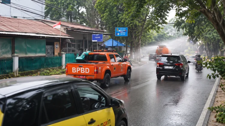 Eco Enzyme Disemprotkan untuk Atasi Kabut Asap Samarinda
