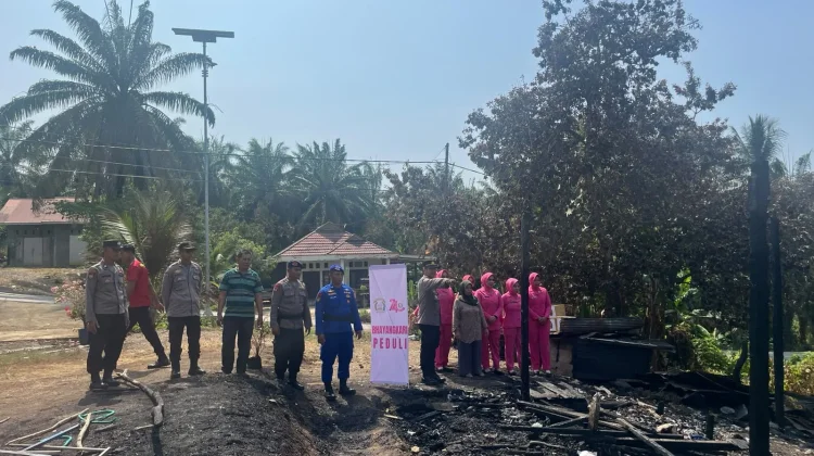 Peduli Lolo, Polsek Kuaro Bersama Bhayangkari Berikan Bantuan