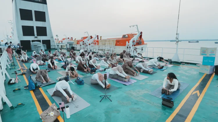Relaksasi di Atas Kapal, Pengalaman Baru Yoga "Sea of Flow" di Pelabuhan Semayang