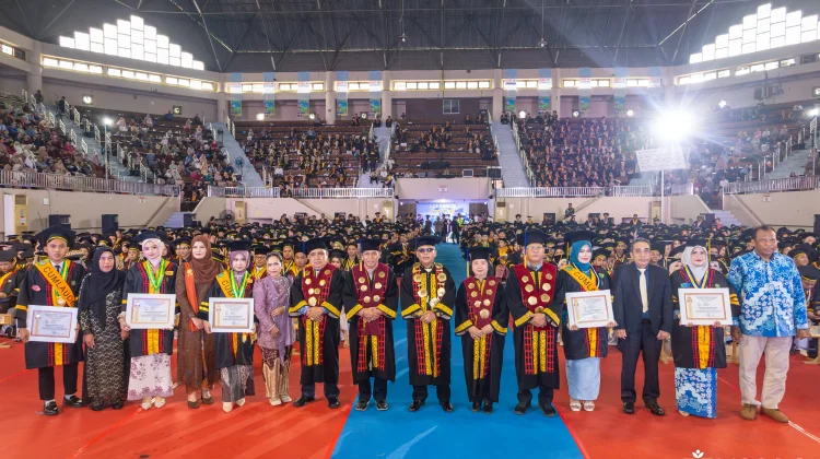 Lima Wisudawan Unmul Torehkan Prestasi Akademik
