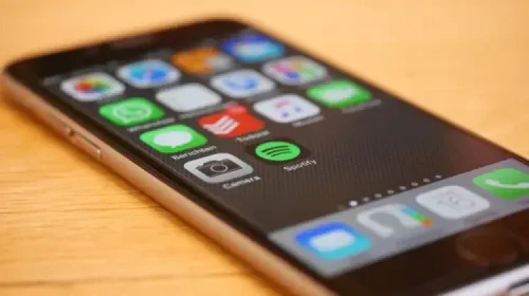 Dokter Jelaskan Dampak Menatap Layar Handphone Terlalu Lama