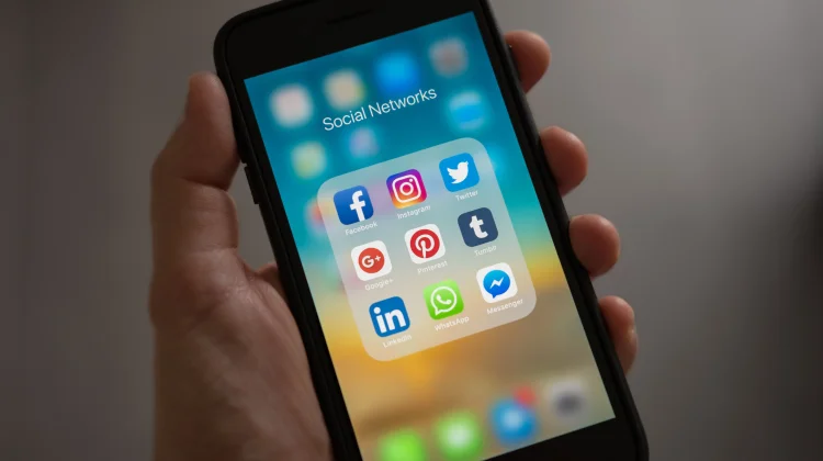 Terlalu Lama Menatap Layar Handphone Dapat Picu Keluhan pada Mata