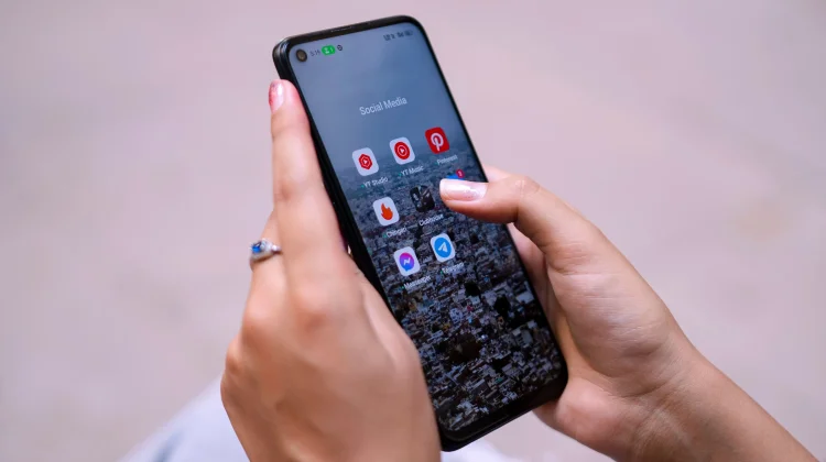 Screen Time Berlebih Berkaitan dengan Keluhan pada Mata