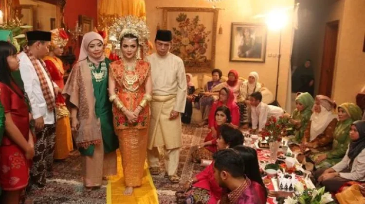 Malam Bainai Suku Minang: Simbol Transisi Keluar dari Masa Lajang