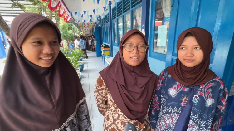 Keseruan Hari Batik Nasional di SMPN 14 Balikpapan Siswa Bebas Gunakan Baju Batik