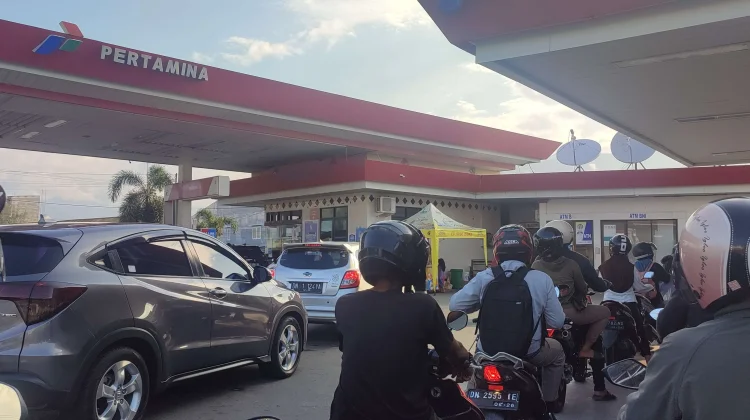Antrean SPBU Samarinda Disorot, 871 Kendaraan Terindikasi Isi BBM Berulang