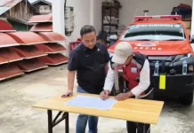 BPBD Samarinda Serahkan Perahu Fiber untuk Penanganan Banjir Kelurahan