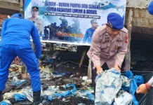 Polres PPU Bersih Pantai Kayu Api Libatkan Warga