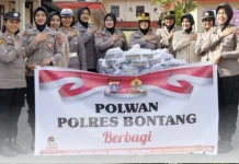 Polwan Bontang Berbagi Takjil Ramadan