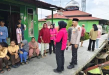 Peduli Muara Adang, Polsek Long Ikis Bantu Korban Terdampak Kebakaran