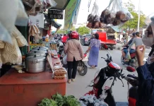 Pembeli Jajanan Kue di Pasar Keledang Mengalami Penurunan