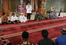 Sekda Kukar Serahkan Bantuan saat Safari Ramadan di Kecamatan Kenohan