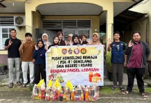 PIK-R Gemilang SMAN 1 Kuaro Berbagi Takjil dan Parsel Bagi Warga Kurang Mampu