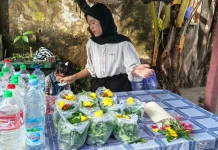 Ramai Peziarah Dongkrak Penjualan Bunga Tabur Pemakaman Samarinda