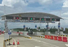Warga Keluhkan Jalan Berlubang di Luar Jalan Tol