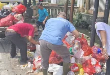 Lurah Karang Asam Ilir Turun Tangan Bersihkan Sampah