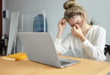 Computer Vision Syndrome: Dampak Layar Digital pada Mata