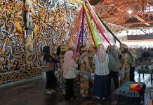 Wisatawan Nikmati Pertunjukan Tari Budaya Desa Pampang Samarinda
