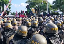 Demo di DPRD dan Kantor Gubernur Kaltim, Massa Kecewa Pimpinan Tak Muncul