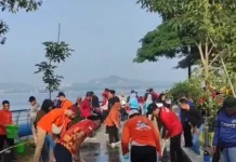 Sampah Plastik Sumbat Saluran Air Amfiteater Samarinda