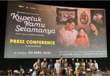 Review Film Kupeluk Kamu Selamanya: Drama Keluarga tanpa Eksploitasi Air Mata
