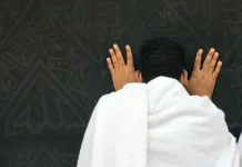 Makna di Balik Ritual Mencium Hajar Aswad