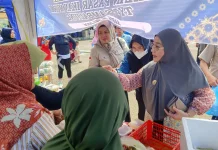 Bupati Berau, Sambangi dan Belanja di Stan UMKM Usai Resmikan Pasar Ikan Murah