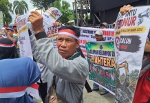Ratusan Warga Kaltim Demo di Depan Kantor Gubernur, Desak Penyelesaian Konflik HGU