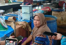 Pedagang Ikan Pasar Segiri Samarinda Keluhkan Harga Plastik Naik jelang Iduladha