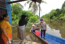 Polres Kubar Salurkan Kurban Menggunakan Perahu