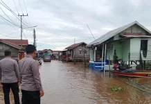 Kapolsek Muara Kaman Pantau Lokasi Banjir Sungai Mahakam