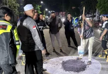 Demi Keselamatan Warga, Relawan Ghost Aspal Tambal Jalan Berlubang di Samarinda
