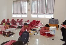 Fasilitas Terbatas, Siswa SDN 013 Sambutan Gunakan Meja Lipat Pribadi saat Belajar