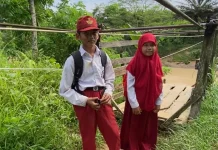 Kisah Pelajar Marangkayu Menyeberangi Sungai Habitat Buaya Demi Bersekolah