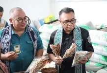 Bupati Kukar Resmikan Infrastruktur Desa dan Tinjau Produk Sorgum