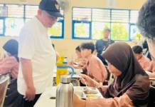 Mendikdasmen Tinjau Langsung Program Makan Bergizi Gratis di SMPN 14 Balikpapan