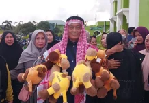 Jamaah Haji Paser Borong Boneka Unta dari Tanah Suci
