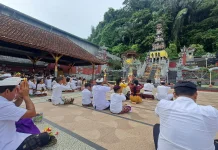 Rayakan Galungan 2026, Ratusan Umat Hindu Samarinda Padati Pura Jagat Hita Karana