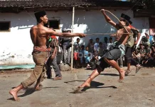 Mengenal Ritual Ojung Banyuwangi: Ritual Cambuk Rotan dari Jawa Timur
