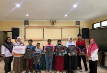 Rumah Zakat Salurkan Paket Sekolah untuk Anak Yatim