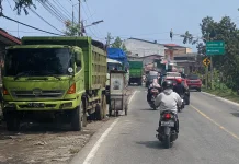 Halo RRI : Truk Parkir Ganggu Keselamatan Pengendara