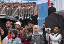 Guyuran Hujan Tak Surutkan Media Liput Upacara Hari Bhayangkara di Balikpapan
