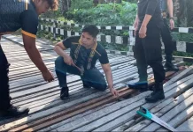 Polsek Babulu Gotong Royong Perbaiki Jembatan Penghubung Demi Keselamatan Warga