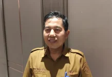 Camat Palaran Turun Tangan Bersihkan Sampah di Pintu Tol
