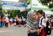 Peran Penting Orang Tua Redam Kecemasan Anak saat Masuk Sekolah Baru