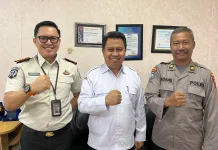 Puluhan Klien Pemasyarakatan di Balikpapan Gotong Royong Membersihkan Sekolah